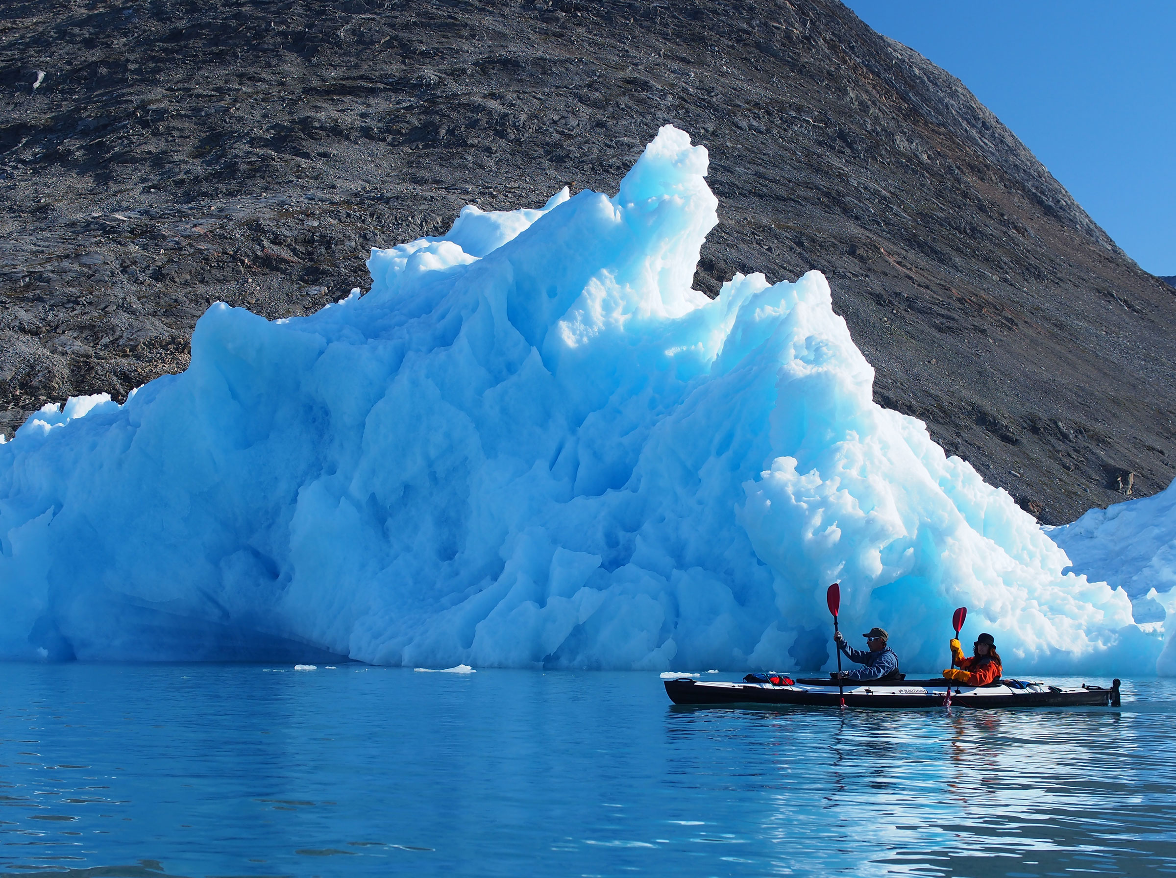 kayak-iceberg-greenland-250880.jpg - JPEG - 1010.2 ko - 2400×1792 px